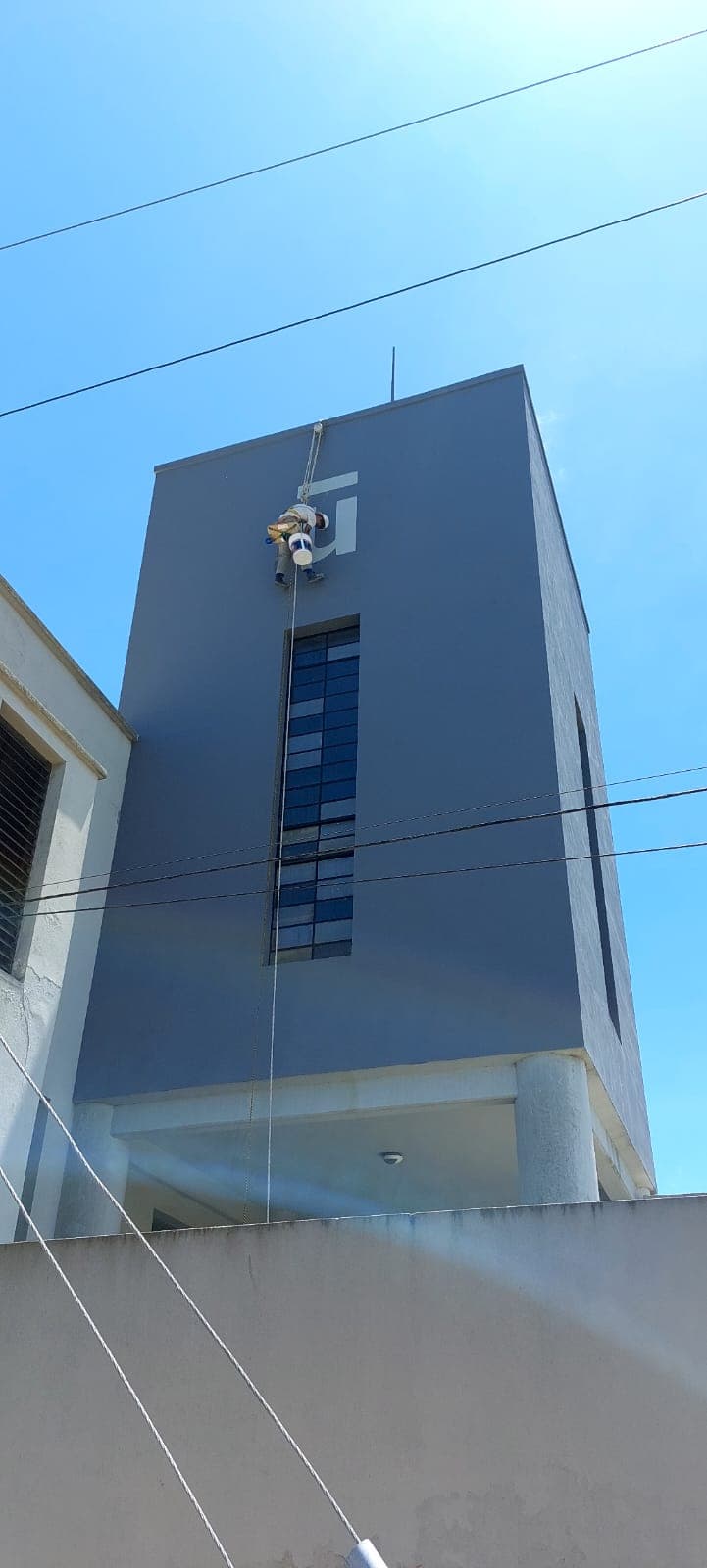 Proyecto de construcción en Tandil: Trabajo de pintura en edificio de Usina de Tandil a gran altura
